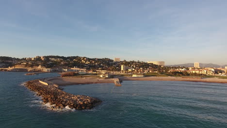 Verkleinern-Sie-Den-Strand-Von-Marseille-Bei-Sonnenuntergang-Mit-Möwen
